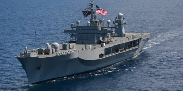 Disa anije të Marinës Amerikane kalojnë Ngushticën e Hormuzit, pason reagimi i Trump