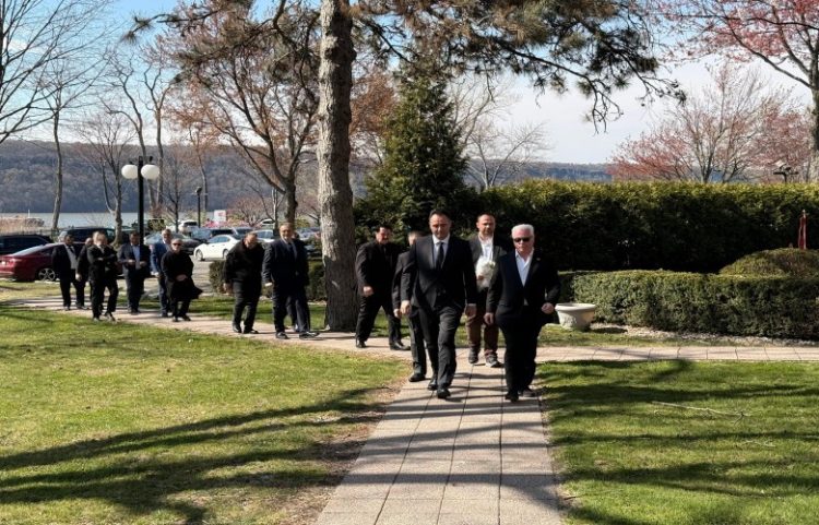 Konjufca bën homazhe në nderim të Eliot Engel: Me dekada mbrojti Kosovën