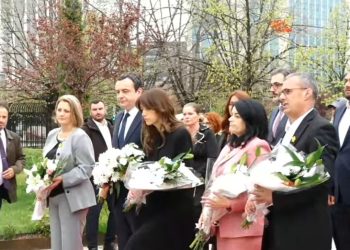 Haxhiu e Kurti bëjnë homazhe te memoriali Heroinat