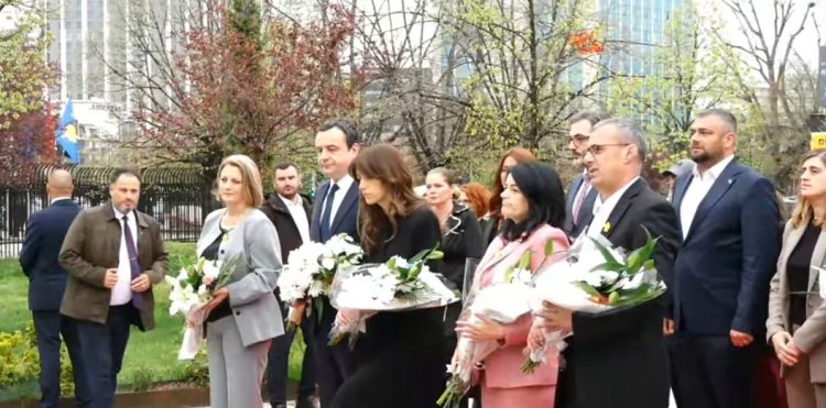 Haxhiu e Kurti bëjnë homazhe te memoriali Heroinat