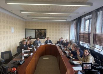 Deputetët flasin për të arriturat e Ushtrisë së Kosovës, Simiq e lëshon mbledhjen
