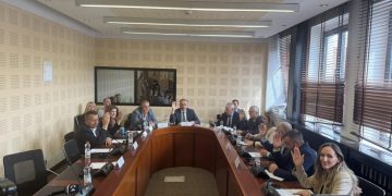 Deputetët flasin për të arriturat e Ushtrisë së Kosovës, Simiq e lëshon mbledhjen