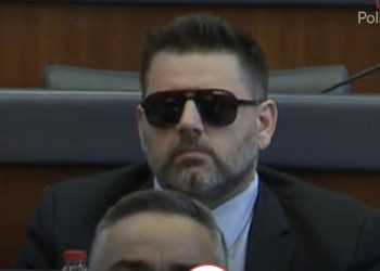 Bekë Berisha tregon pse mbajti syze në seancë: Kam..