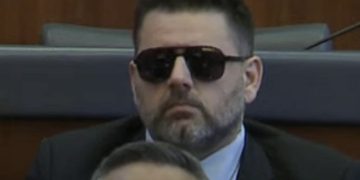 Bekë Berisha tregon pse mbajti syze në seancë: Kam..