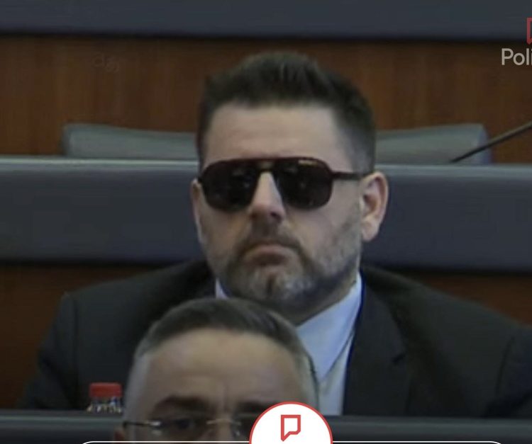 Bekë Berisha tregon pse mbajti syze në seancë: Kam..