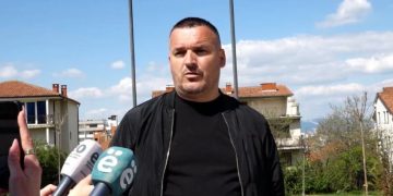 Djali i një dëshmori kundërshton hyrjen e Përparim Ramës në varrezat e dëshmorëve (video)