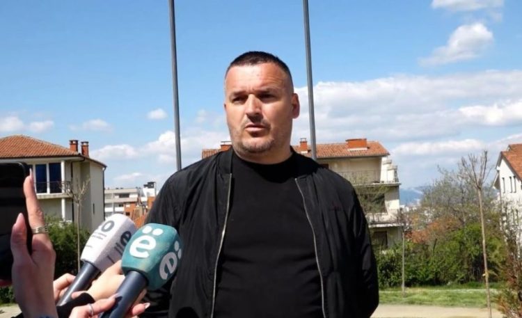 Djali i një dëshmori kundërshton hyrjen e Përparim Ramës në varrezat e dëshmorëve (video)