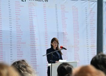 Haxhiu në përvjetorin e masakrës në Dyz: Aty s’kishte ushtarë por burra, gra, fëmijë e pleq