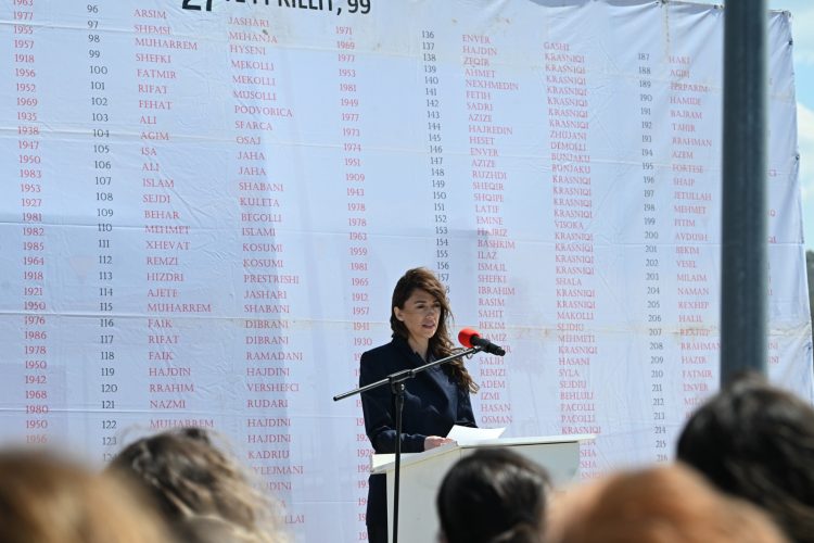 Haxhiu në përvjetorin e masakrës në Dyz: Aty s’kishte ushtarë por burra, gra, fëmijë e pleq