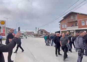Protestë në Klinë për vonesat në rrugën kryesore, qytetarët ankohen për dëme në biznese
