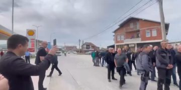 Protestë në Klinë për vonesat në rrugën kryesore, qytetarët ankohen për dëme në biznese