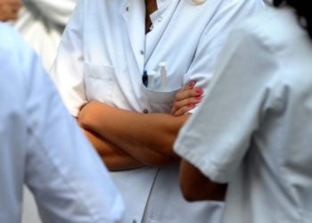 Tre punonjës shëndetësor kanosen në Podujevë