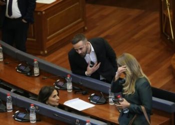 Geci tenton t’i flasë Vlora Çitaku në Kuvend, ajo refuzon pas ofendimeve të mëparshme