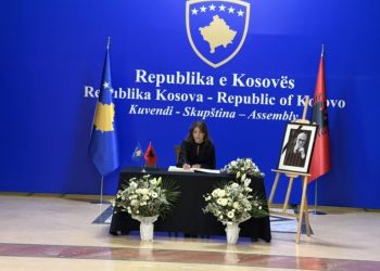 Haxhiu i hap homazhet për kolosin e letrave shqipe, Rexhep Qosjen