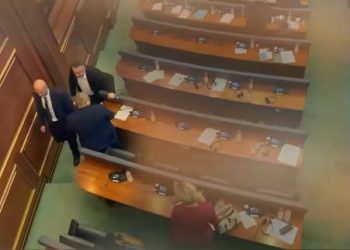 Deputetët serbë lëshojnë sallën pas vendimit për sulmin terrorist në Banjskë (VIDEO)