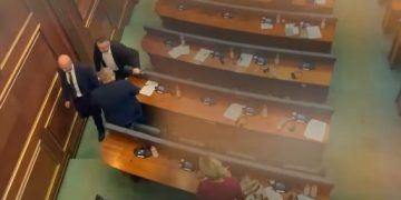 Deputetët serbë lëshojnë sallën pas vendimit për sulmin terrorist në Banjskë (VIDEO)