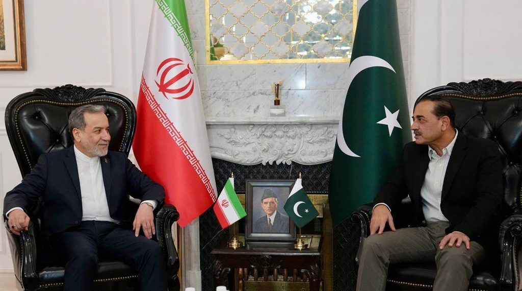 Ministri i Jashtëm i Iranit takohet me zyrtarë pakistanezë