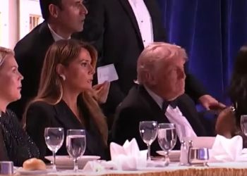 Momenti kur Trump dhe Zonja e Parë nxirren me nxitim nga darka e Shtëpisë së Bardhë (VIDEO)