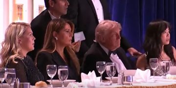 Momenti kur Trump dhe Zonja e Parë nxirren me nxitim nga darka e Shtëpisë së Bardhë (VIDEO)