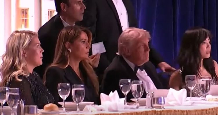 Momenti kur Trump dhe Zonja e Parë nxirren me nxitim nga darka e Shtëpisë së Bardhë (VIDEO)