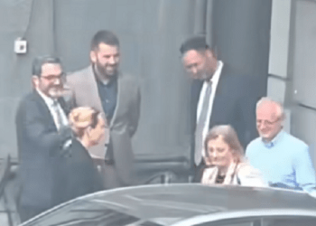 Kandidatja për presidente, Feride Rushiti shihet në ambientet e Kuvendit të Kosovës