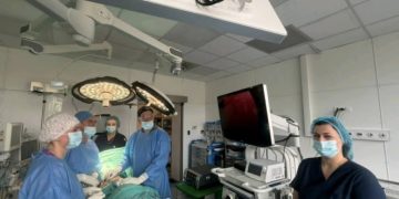 Pas 10 muajsh me plumb në mushkëri, 28-vjeçari trajtohet me sukses në QKUK me metodë moderne