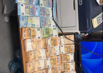 Dogana e Kosovës konfiskon mbi 122 mijë euro në veturën që e drejtonte shtetasi rumun