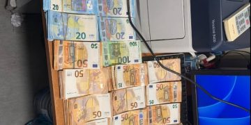 Dogana e Kosovës konfiskon mbi 122 mijë euro në veturën që e drejtonte shtetasi rumun