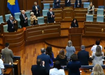 Vasfije Krasniqi përlotet gjatë fjalimit në Kuvend, deputetët ngriten në këmbë