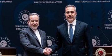 Shefat e diplomacisë turke dhe iraniane diskutojnë zhvillimet e fundit në bisedimet mes Teheranit dhe Washingtonit