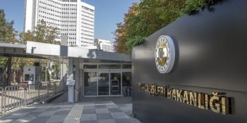 Turqia dhe Britania nënshkruajnë dokumentin e “partneritetit strategjik” për të thelluar lidhjet në siguri dhe tregti