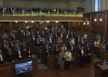 Deputetët ndezin qirinj për të mbijetuarit e dhu*nës se*ksuale të lu*ftës