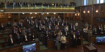 Deputetët ndezin qirinj për të mbijetuarit e dhu*nës se*ksuale të lu*ftës