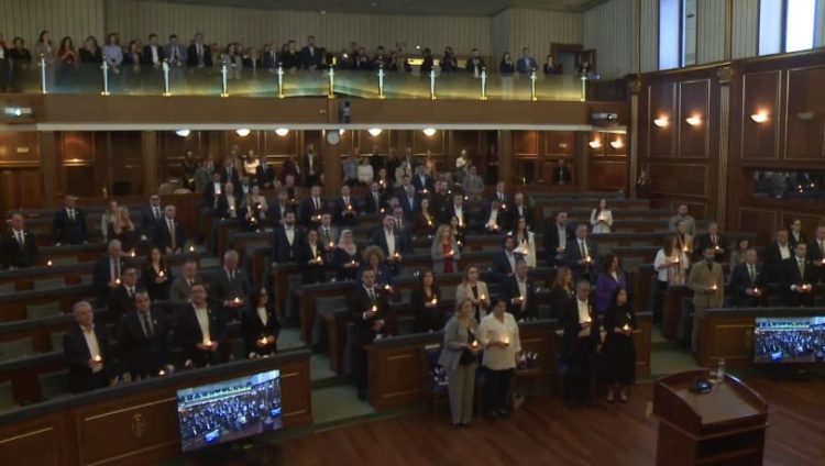 Deputetët ndezin qirinj për të mbijetuarit e dhu*nës se*ksuale të lu*ftës