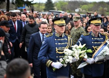 Kryeministri Kurti bëri homazhe në përvjetorin e 27-të të mas@krës së Lybeniqit