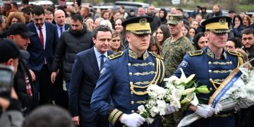 Kryeministri Kurti bëri homazhe në përvjetorin e 27-të të mas@krës së Lybeniqit