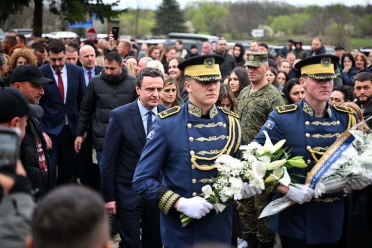 Kryeministri Kurti bëri homazhe në përvjetorin e 27-të të mas@krës së Lybeniqit