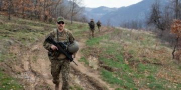 Ushtarët letonë të KFOR-it patrullojnë përgjatë kufirit Kosovë – Serbi