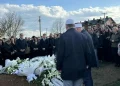 Kurti bashkë me deputetë e ministra të VV-së të pranishëm në varrimin e babait të presidentes