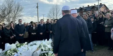 Kurti bashkë me deputetë e ministra të VV-së të pranishëm në varrimin e babait të presidentes