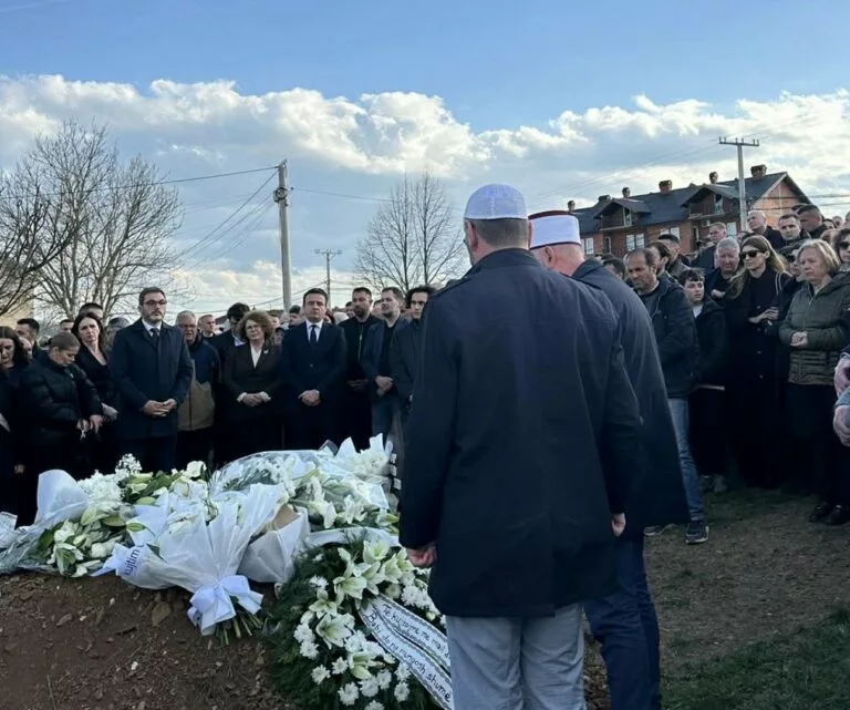 Kurti bashkë me deputetë e ministra të VV së të pranishëm në varrimin e babait të presidentes