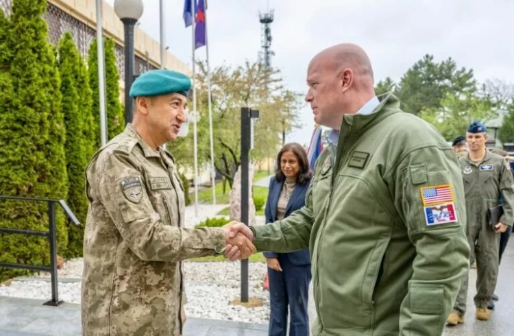 Whitaker pas vizitës në KFOR: SHBA mbetet partneri më i fuqishëm i Kosovës në forcimin e kapaciteteve të mbrojtjes