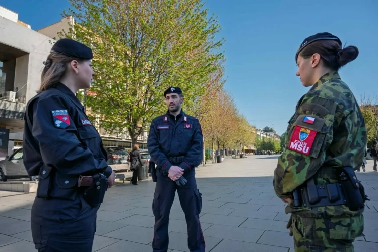 KFOR: Ushtarë çekë, moldavë dhe italianë patrullojnë për siguri dhe lëvizje të lirë në Kosova