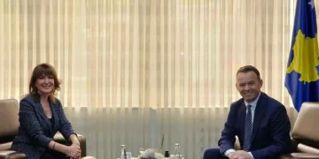 Jahjaga i shkon në zyre Faton Pecit, thotë se Mitrovica po njeh zhvillime pozitive