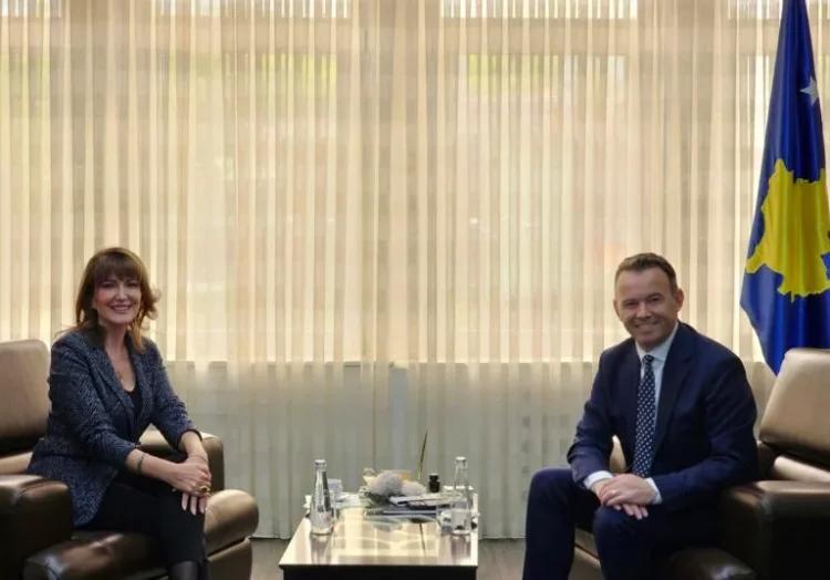 Jahjaga i shkon në zyre Faton Pecit, thotë se Mitrovica po njeh zhvillime pozitive