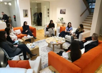 Ambasadori britanik takon studentët kosovarë pas studimeve në Mbretërinë e Bashkuar: Janë kthyer me aftësi unike