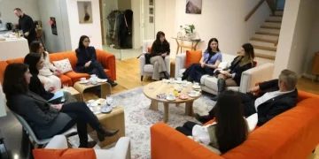 Ambasadori britanik takon studentët kosovarë pas studimeve në Mbretërinë e Bashkuar: Janë kthyer me aftësi unike