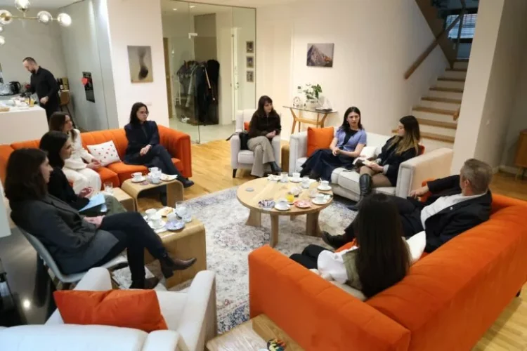 Ambasadori britanik takon studentët kosovarë pas studimeve në Mbretërinë e Bashkuar: Janë kthyer me aftësi unike