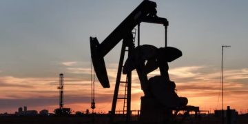 Çmimet e naftës rriten me 6% pas bllokadës së SHBA-së në Ngushticën e Hormuzit