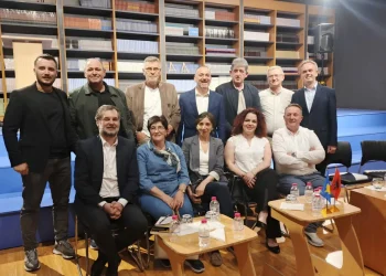 Ministri Çeku dhe kandidatët e LVV-së takojnë veteranët e arsimit në Prizren